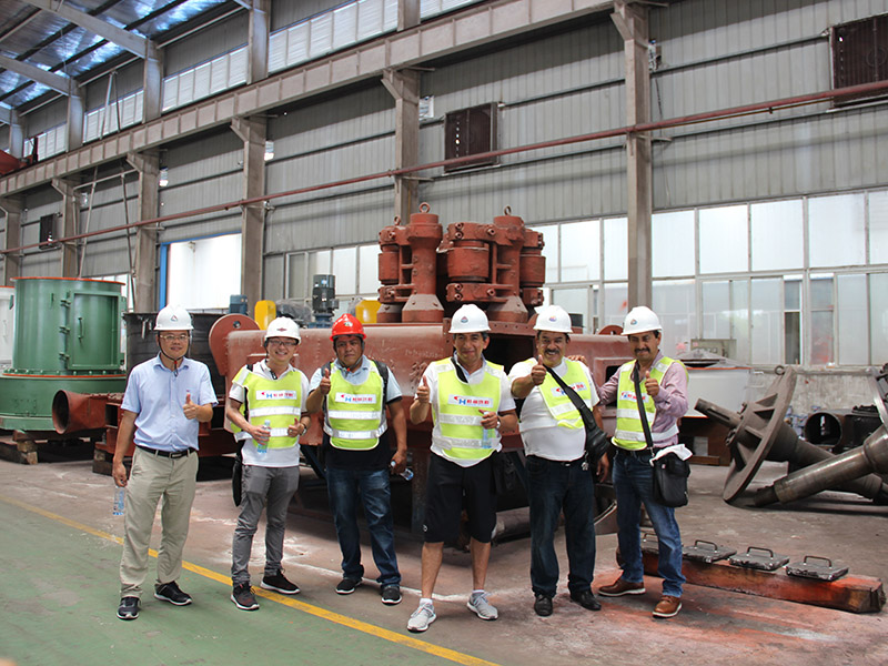 Странските клиенти ја посетуваат фабриката HCM-3