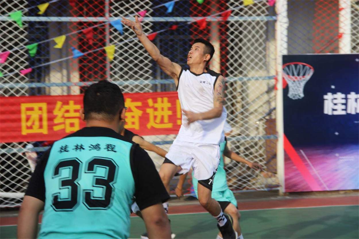 D'Aktien vun der Guilin Hongcheng Mining Equipment Manufacturer Co., Ltd.Ltd Basketball Match